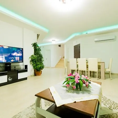 Secluded With Private Pool For Families