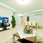 Secluded With Private Pool For Families