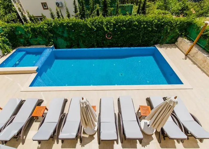 Villa Secluded With Private Pool For Families