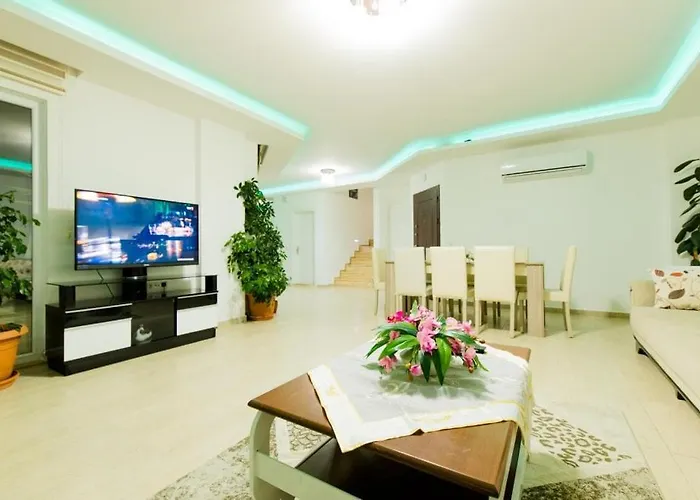 Secluded With Private Pool For Families